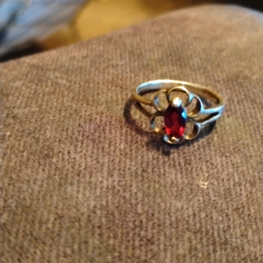 Cute 925 silver ring with Garnet